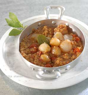 Braised Cretan Grains with Whole Onions / Xinohondros Stifado me Kremmydakia